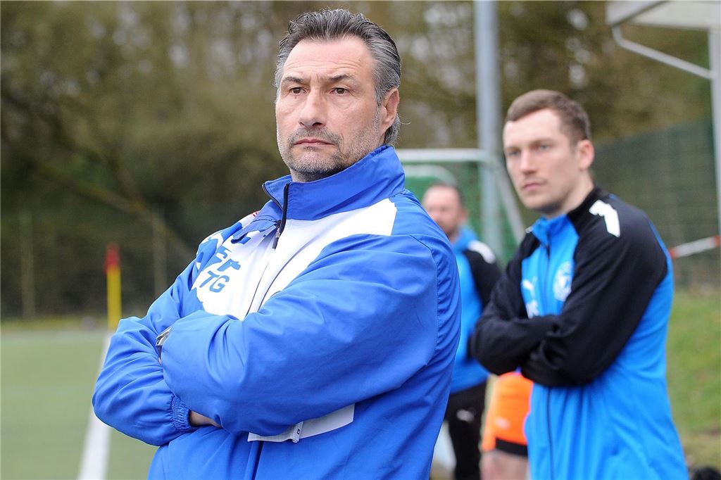 VfB Westhofen träumt vom Pokal-Halbfinale: Gegner aus der Westfalenliga ist im Formtief Das Trainergespann des VfB Westhofen blickt aufs Spielfeld.