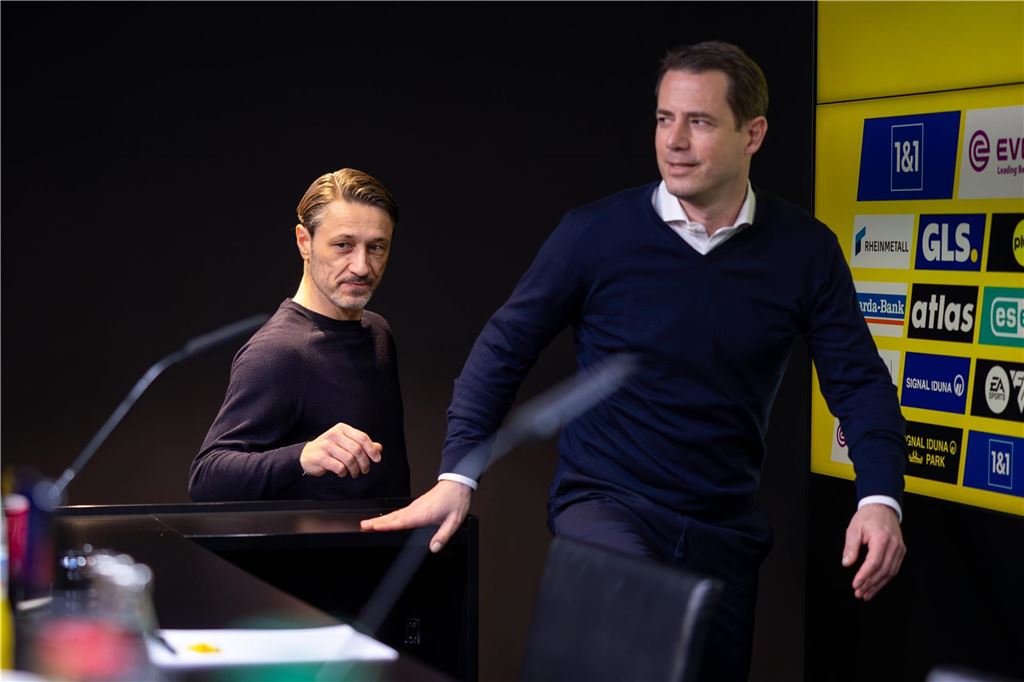 Rickens turbulentes Jahr als BVB-Geschäftsführer: Macht-Gerangel, Entlassungen und sportliche Krise Lars Ricken betritt das Podium