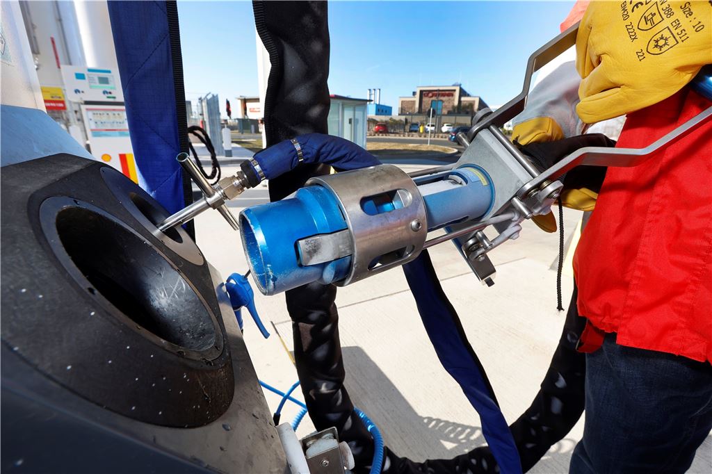 Tanken bei minus 162 Grad, um den Spritpreisen ein Schnippchen zu schlagen Der Zapfstutzen sieht futuristisch aus. Es werden aber keine Raumschiffe betankt, sondern Lastwagen, die mit Flüssiggas fahren.