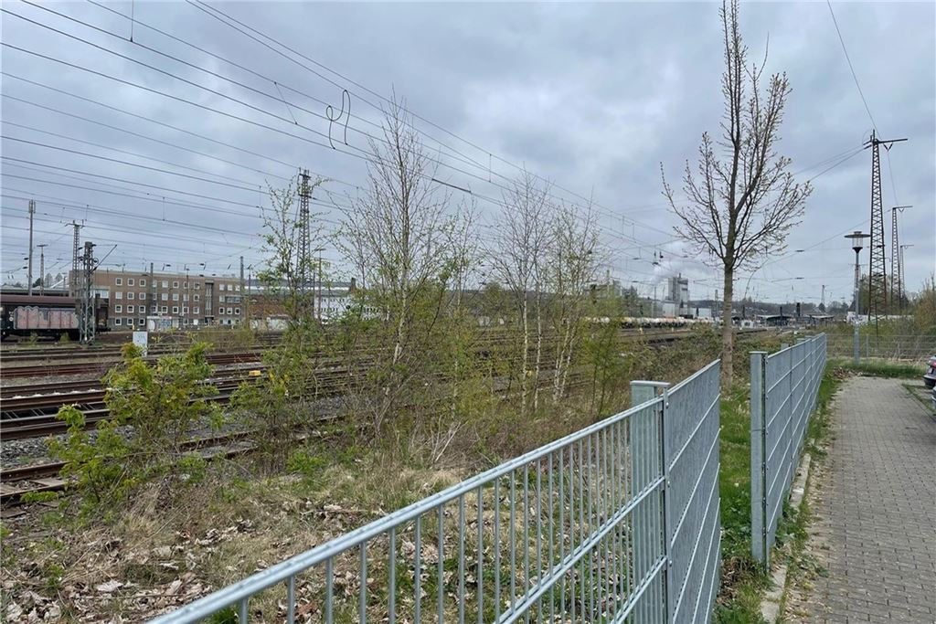Warnung vor tödlicher Stromgefahr: Aktion am Schwerter Bahnhof Der Zaun im hinteren Bereich der Margot-Röttger-Rath-Straße mit einer Lücke