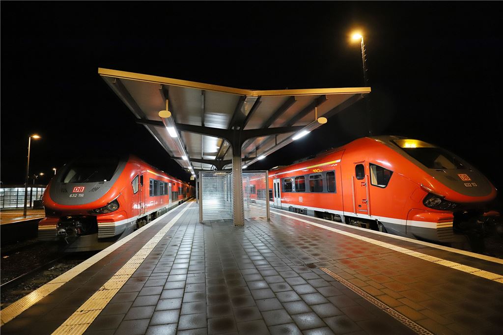 Orkan „Sabine“ im Kreis Unna: Schulen öffnen am Dienstag wieder Der Zugverkehr wurde am Sonntag im ganzen Land eingestellt. Das Bild zeigt den Bahnhof Fröndenberg, wo am Abend Züge zwischengeparkt worden sind.
