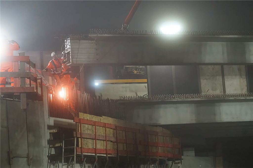 Kranarbeiten an der A1-Brücke in Kamen.