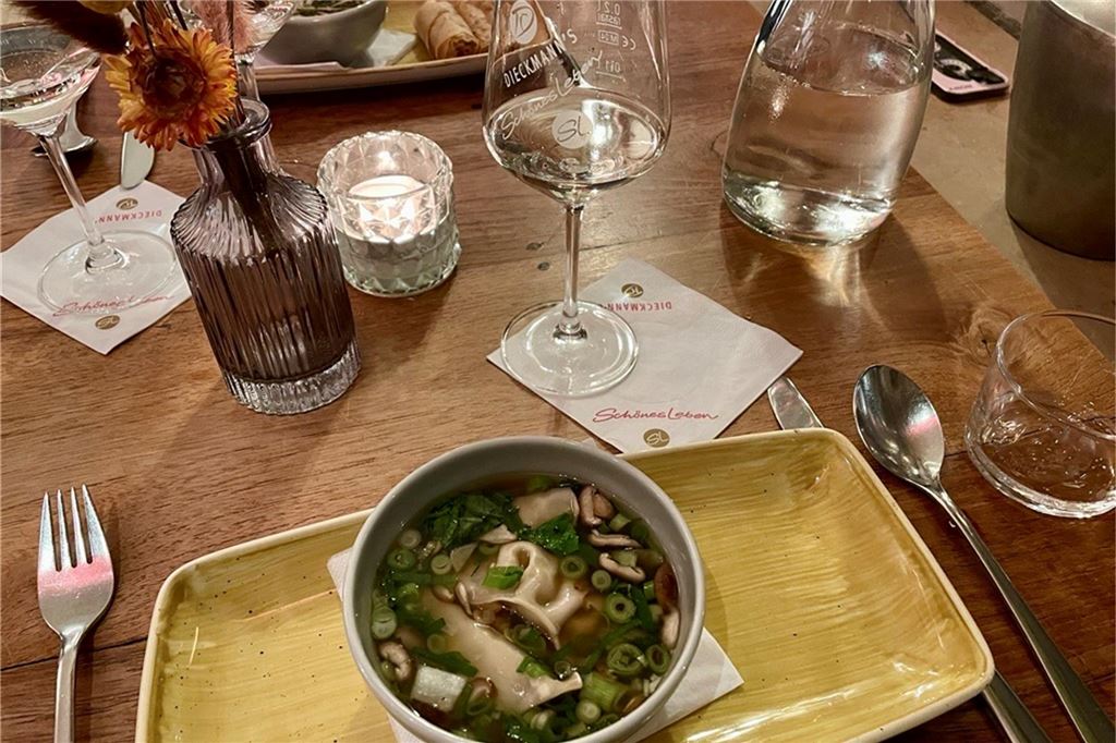 Menükarussell bei Dieckmann’s: Der Lime Cake schlägt das Original um Längen Der Zwischengang bei Dieckmann's im Menükarussel: eine asiatische Consommé.