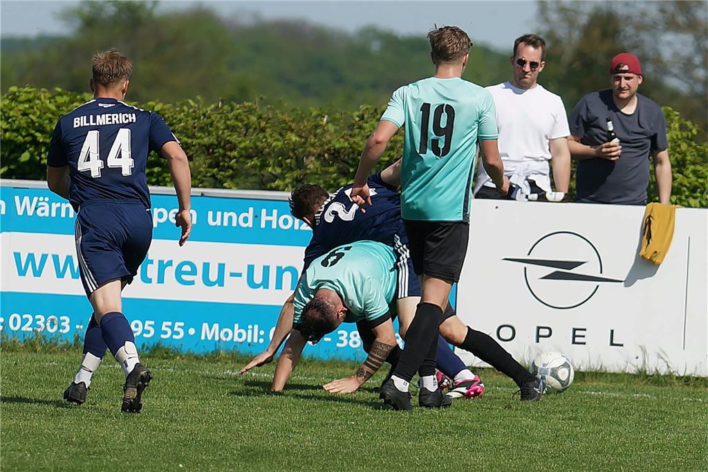 Billmericher Brüder-Paar sichert Punktgewinn gegen Lünern Spieler im Clinch.