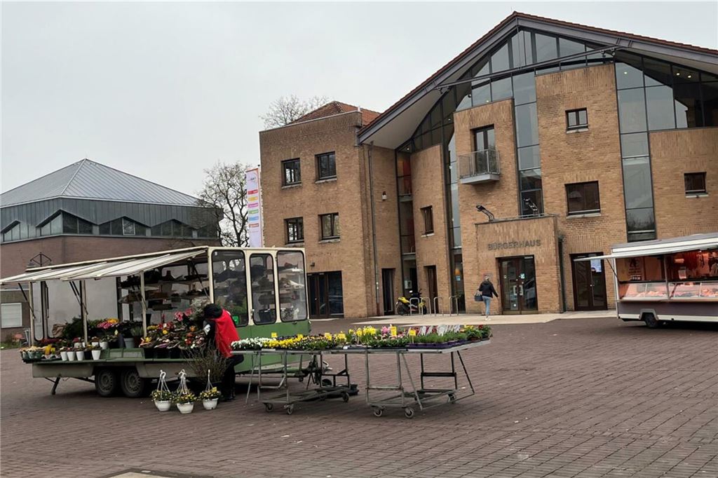Neue Marktmeister: Jürgen und Jonah Suer wollen Märkte aufwerten Derzeit gibt es nur zwei Stände auf dem Dienstagsmarkt in Selm. Hier soll das Angebot verbessert werden.