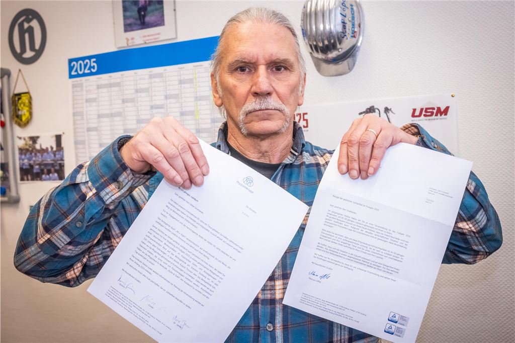 50 Jahre Thyssenkrupp: Ein historischer Abschied bleibt ihm verwehrt Detlef Gnatowski hält die beiden Briefe hoch, die er von Thyssenkrupp im Oktober 2024 und jetzt im Februar 2025 erhalten hat.