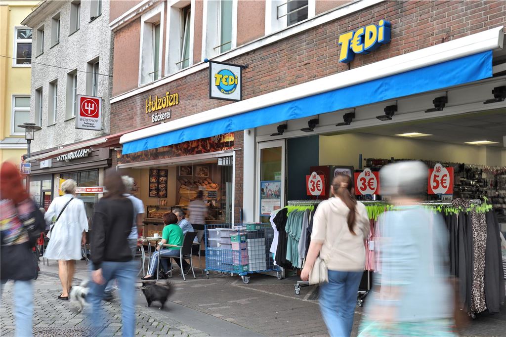 „Unsäglich hässlich“: Wie Discounter Unnas Innenstadt prägen Deutlich dezenter: Die Außenwirkung des alten Tedi-Ladens auf der gegenüberliegenden Seite des Alten Marktes in Unna. Im Sommer 2022 wechselte Tedi in das frühere Deichmann-Geschäft auf der gegenüberliegenden Marktseite. Für Tedi rückte NKD auf.