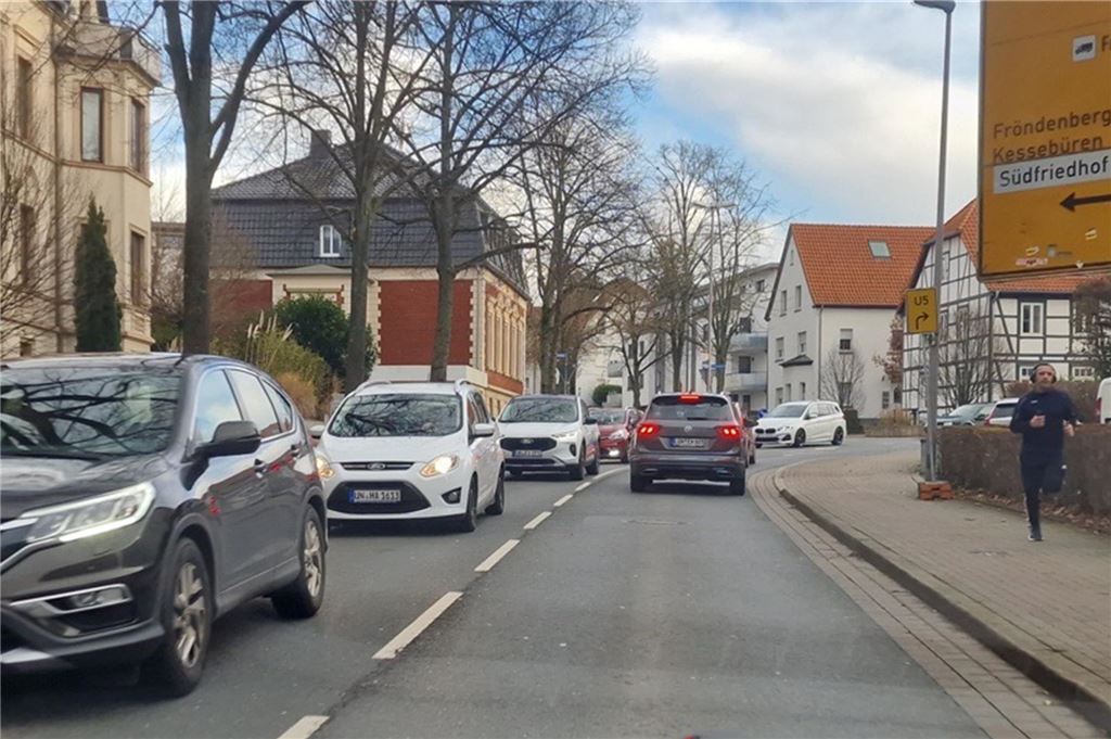 2.000 Tonnen auf Rädern, A1 gesperrt: Liveblog vom spektakulären Brückenbau in Unna Viele Autos fahren auf der Iserlohner Straße in Unna.