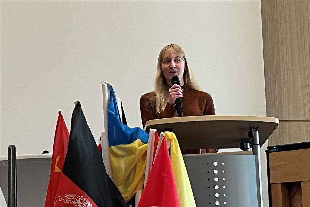 Feierlich und vielseitig: So war die Eröffnungsfeier des Rathauses Die 16-jährige Julia Niß trug ihren Poetry Slam zum Thema Neuanfang vor.