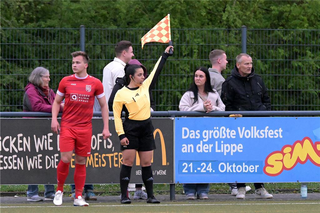 Schiedsrichterinnen-Gespann beim WSC-Spiel unter Beobachtung Victoria Filthaut, Linienrichterin vom FLVW Kreis Soest, in Werne an der Seitenlinie.