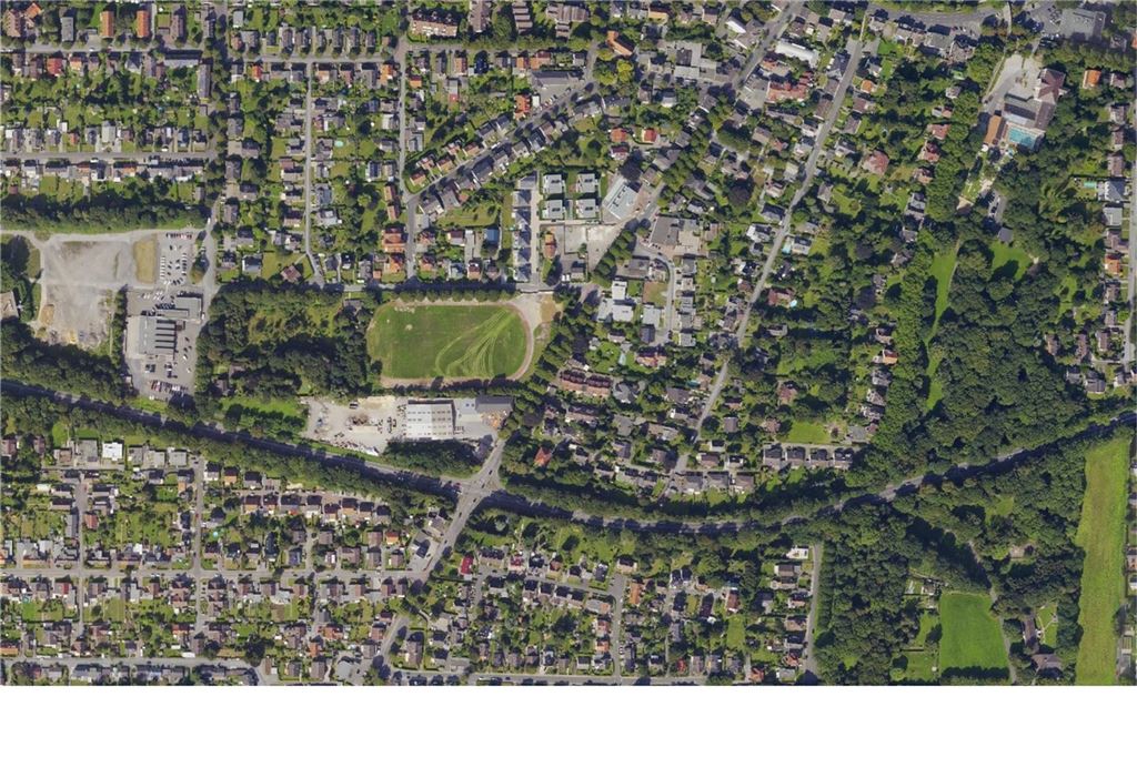 Sportgeschichte weicht Bildungszukunft: Wandel am Brockhaus-Sportplatz Luftbild des Regionalverbands Ruhr aus dem Jahr 2015: Mittig ist das ehemalige Stadion am Hertinger Tor zu sehen. Abdrücke auf dem Rasenplatz lassen erste Abbrucharbeiten erkennen.