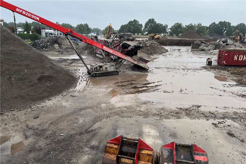 Dachser baut für 44 Millionen Euro: Abrissarbeiten sind fortgeschritten Abrissfahrzeuge stehen auf der Industriefläche an der Max-Planck-Straße 14 in Unna. Von der ehemaligen Bebauung ist nichts mehr zu sehen.