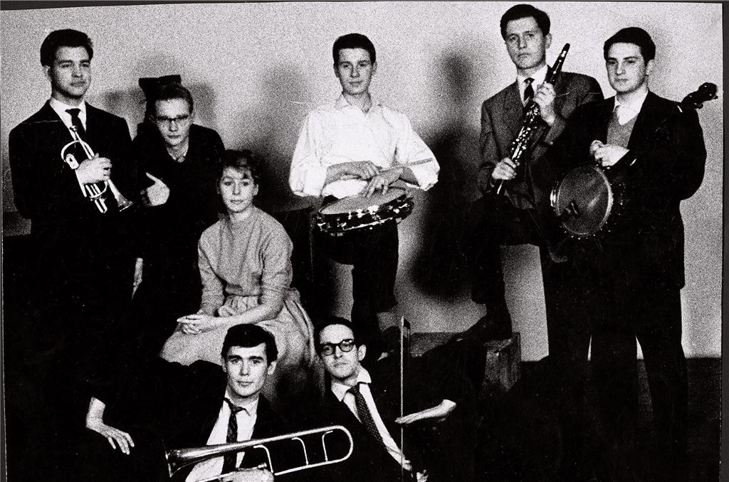 Trauer um Dortmunder Musiker Jimmy Horschler (†87) Die Dortmunder Jazz Formation Ale City Jazzband mit Jimmy Horschler (liegend vorne l.) und Rainer "Glen" Buschmann (vorne liegend r.)