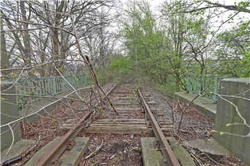 Die alte Kettlerbahn-Linie, die die Heerener Straße überquert, hier von der Brücke in Blickrichtung Unna.