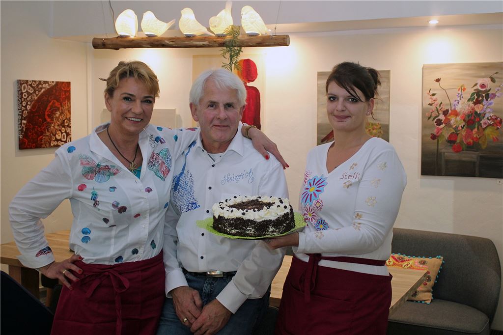 Kunst-Café Lünen schließt bald – aber nicht vollständig Die Anfänge: Im Dezember 2017 eröffneten Sandra Fasse-Hüsing (l), Heinrich Fasse und ihre Angestellte Steffi Stockhecke das Café.