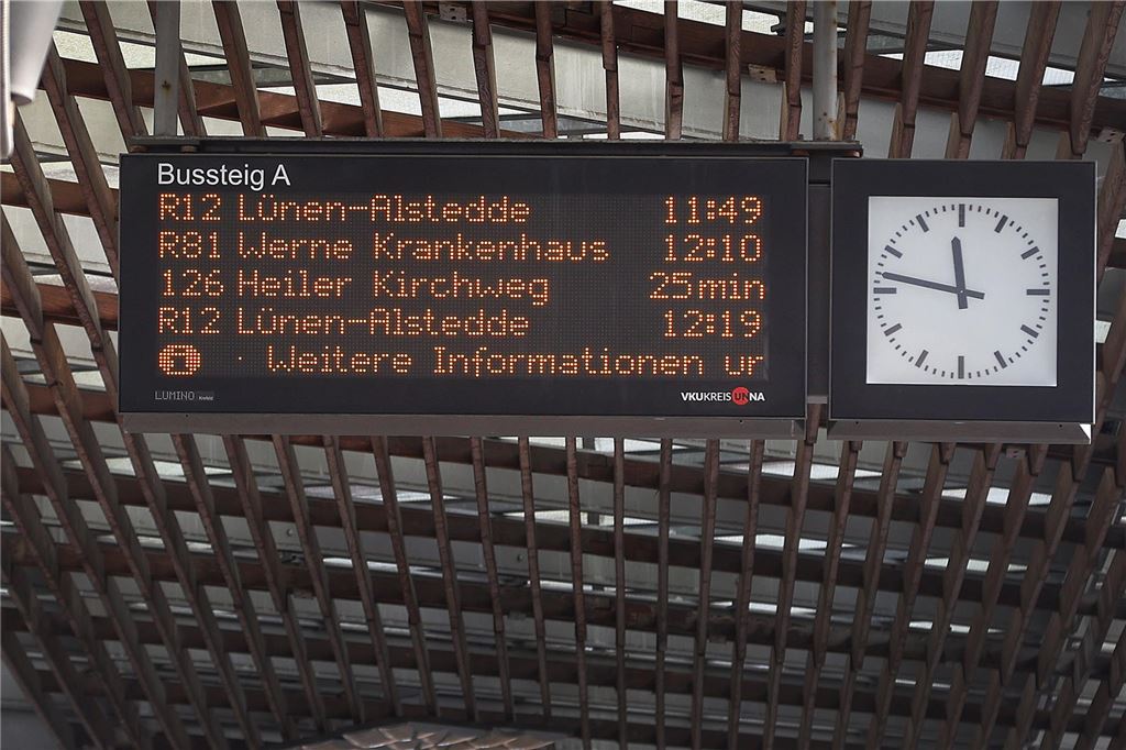 VKU-Streik: Auswirkungen halten sich in Bergkamen und Kamen in Grenzen Eine Anzeigentafel am Busbahnhof in Bergkamen zeigt die genauen Abfahrtzeiten der Busse und ihr Ziel an.