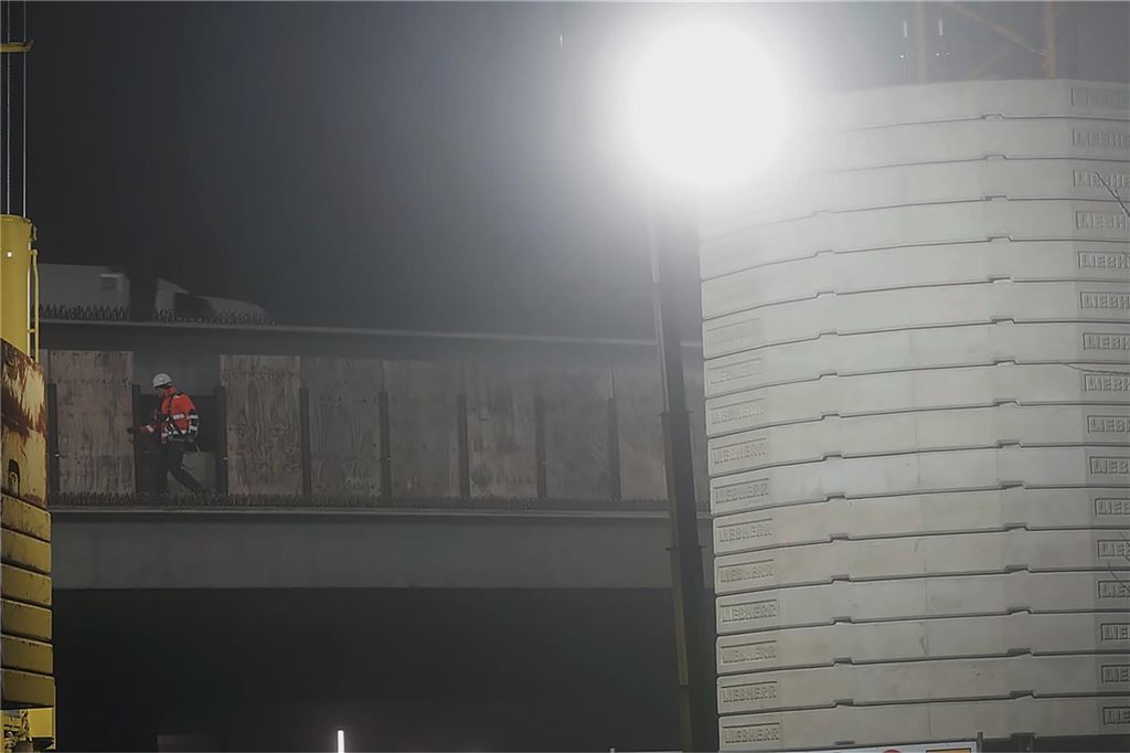 Kranarbeiten an der A1-Brücke in Kamen.