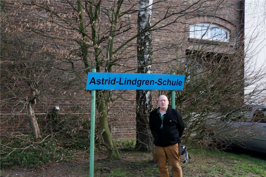 „Kinder erkennen mich an der Musik“: Hausmeister ist Horn-Preisträger Roger Hönert vor der Astrid-Lindgren-Schule.