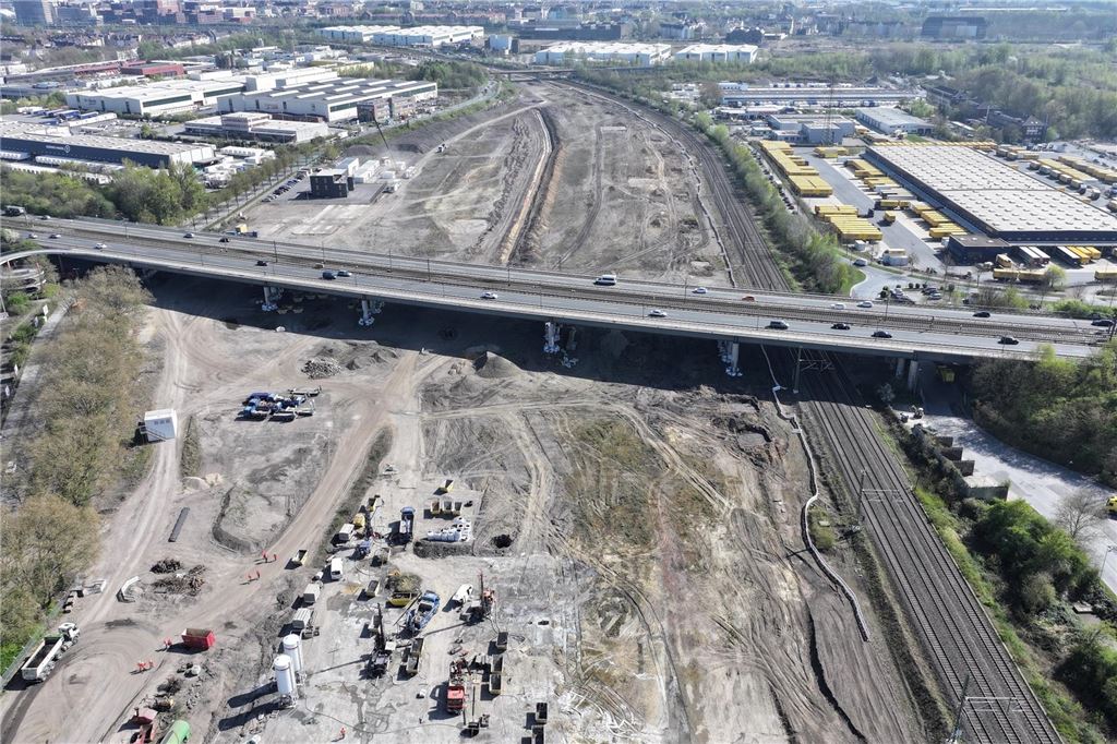 Riesen-Baustelle am Hafen: Boden für neues ICE-Werk wird bereitet Die Aufnahme aus der Vogelperspektive zeigt die Baustelle für das künftige ICE-Werk, das nördlich der Hafenbrüche (unten) entsteht.