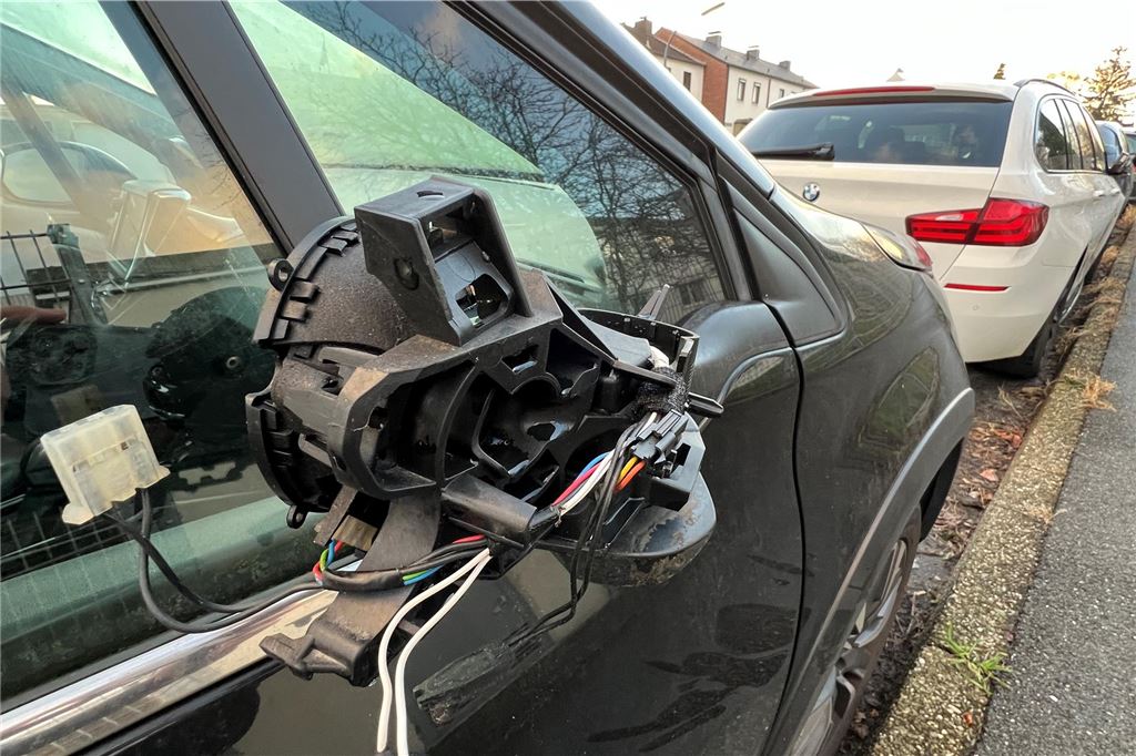 Vandalismus: Kriminelle Serie im Norden geht weiter Ein von Unbekannten vollkommen zerschmetterter Spiegel eines geparkten Autos.