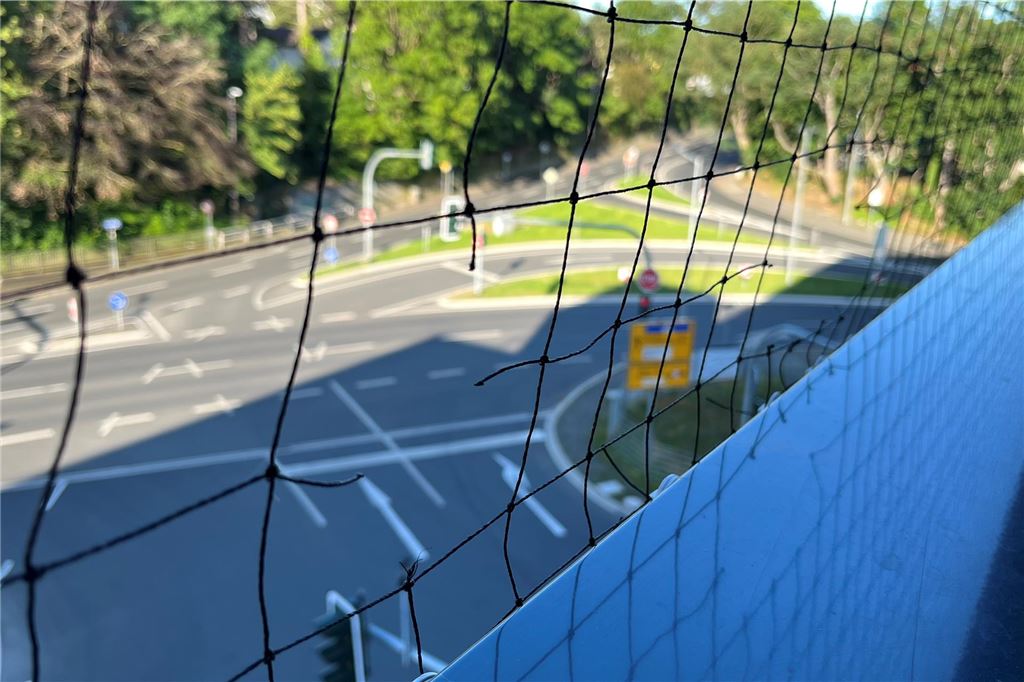 Gefährlicher Irrsinn an der Mühle Bremme: Jugendliche sitzen auf dem Parkdeck Die Aussicht von der Brüstung des ersten Parkdecks ist nichts für Menschen, die zu Höhenangst neigen. Das Netz ist eher dazu gedacht, den Einflug von Vögeln in das Parkhaus der Neuen Mühle zu unterbinden.