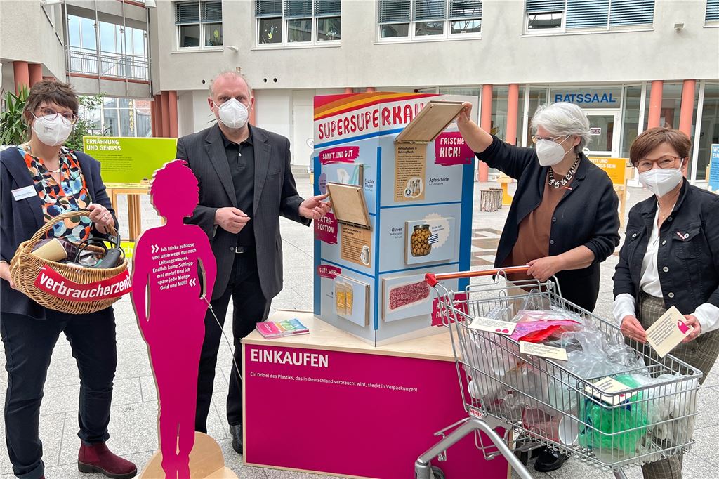 Mit Video: Interaktive Ausstellung zu nachhaltigem Leben in Unna Die Ausstellung „Einfach machen!“ der Umweltberatung der Verbraucherzentrale in der Bürgerhalle im Rathaus informiert über nachhaltigen Konsum. Unser Foto zeigt (v.l.) die Umweltberaterin Uta Wippermann-Wegener, Bürgermeister Dirk Wigant, die Leiterin der Gruppe Umwelt bei der Verbraucherzentrale Petra Niesbach und Verbraucherzentrale-Regionalleiterin Susanne Voss.