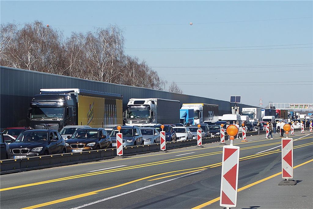 Nach einem Unfall mit einem Viehtransporter auf der A1 bei Unna am 19.3. staut sich der Verkehr auf der gesperrten Autobahn.