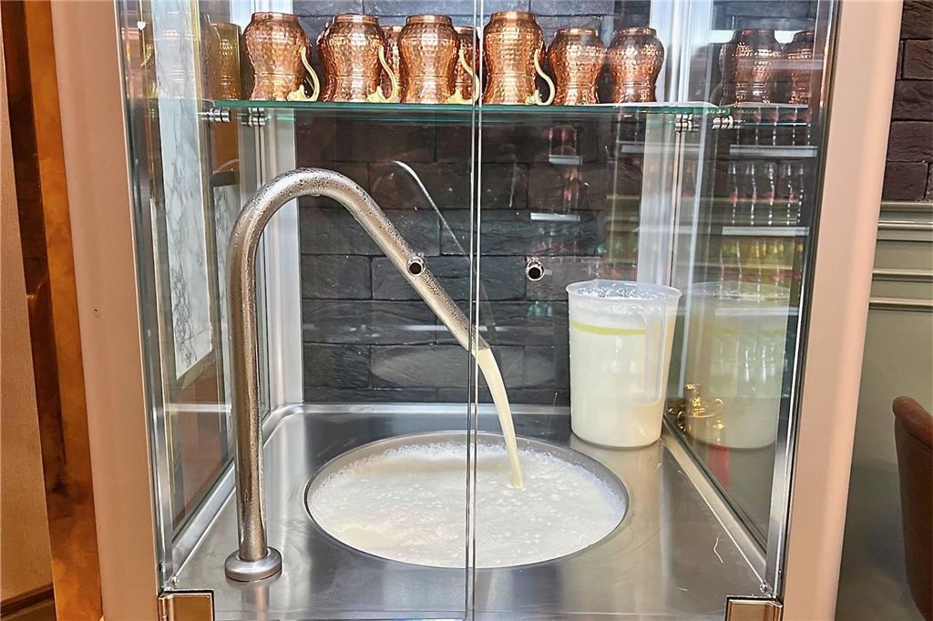 Früherer Minimarkt an der Münsterstraße wird zum besonderen Restaurant Aus der Ayran-Maschine im Restaurant "Tugra" in Dortmund fließt frischer Ayran.