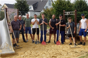 Die Azubis der Firma Stromag haben fleißig mit angepackt, um den Spielplatz an der Großen Wiese in Massen wieder herzurichten,