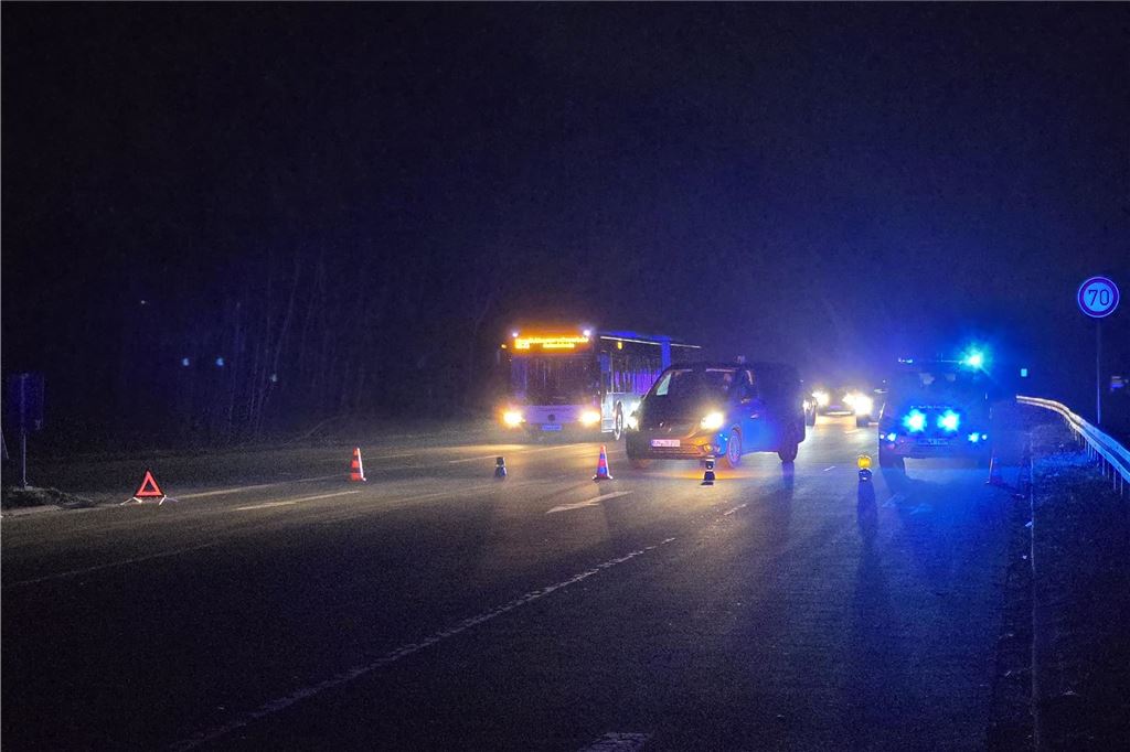 Autos stoßen beim Spurwechsel auf der B1 zusammen Die B1 in Fahrtrichtung Holzwickede und Dortmund wurde nach dem Unfall vorübergehend gesperrt.