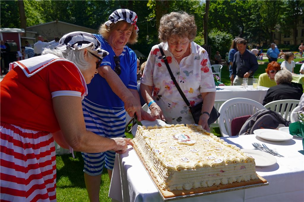 Vom „BBchen“ zum Vorbild: Freibad Bornekamp wird 40 Die „Badenixen“ Bernadine Huber und Brigitte Richter und Gründungsmitglied Gretel Ellama-Trogno scheiden die Geburtstagstorte an.