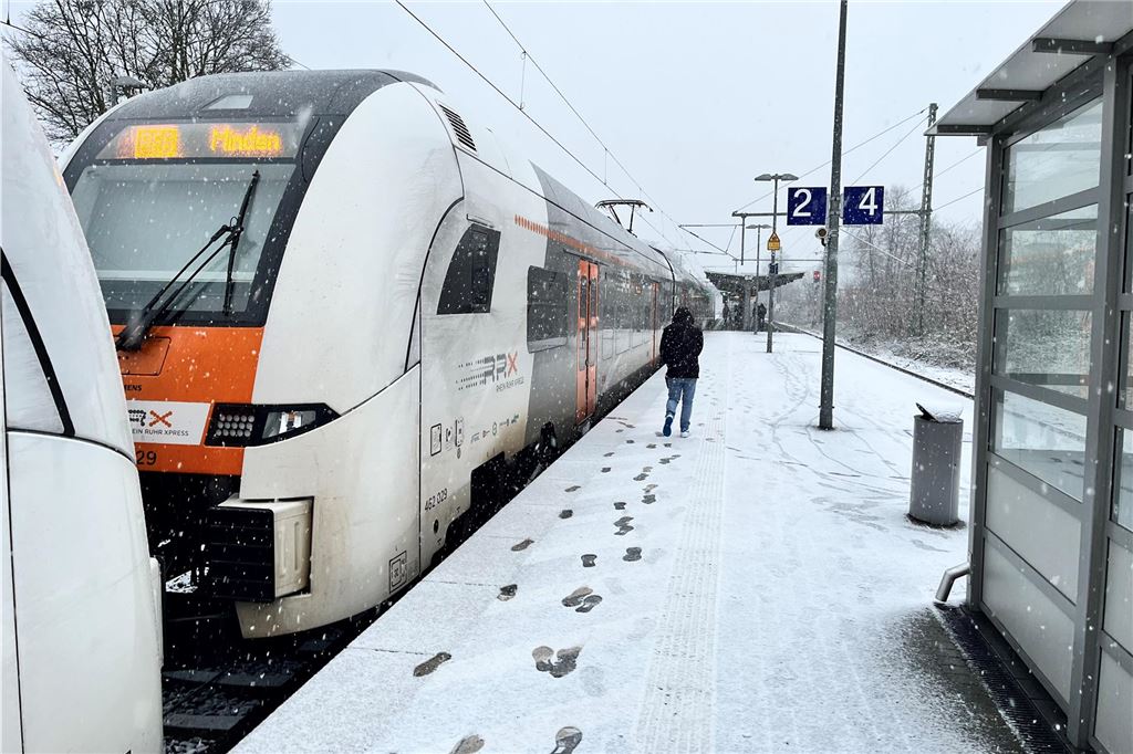 Die Bahnreisenden am Kamener Bahnhof mussten am Donnerstagmorgen durch den Schnee stapfen.