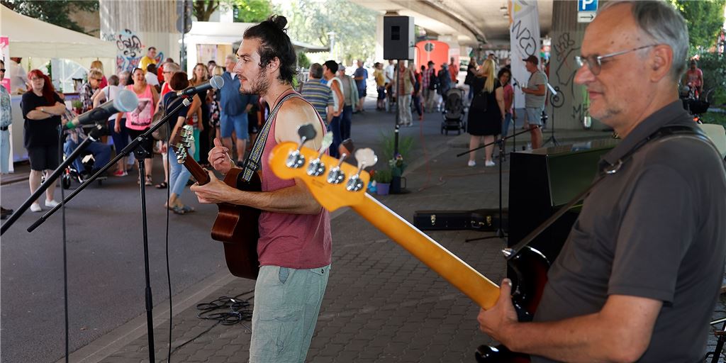 Mit Video: Besucher strömen zum Straßenmusikfest unter der Hochstraße in Kamen Die Band „Das Quadrat“ und die „Jonas Brannath Band“ (Bild) in der ersten Stunde, während Menschen von allen Seiten herbeikamen.