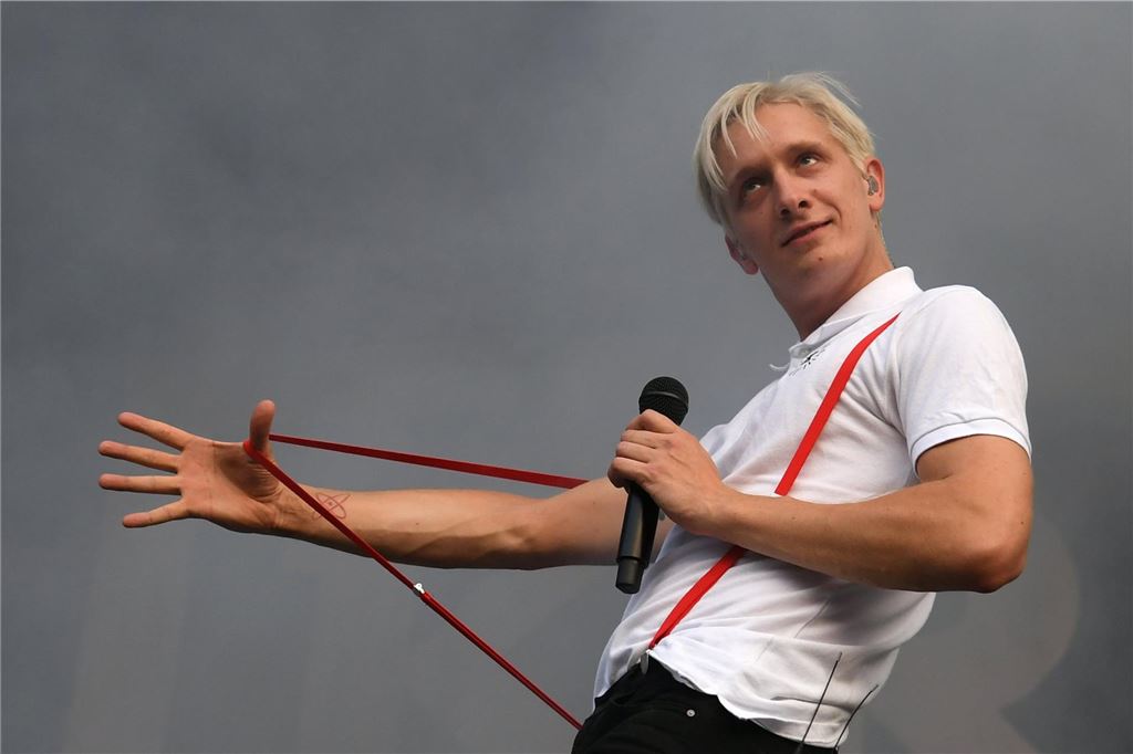 Festivals 2023 in NRW: Alle Infos Der Sänger Felix Brummer von der Band Kraftklub hält beim Elektro- und Hip-Hop-Festival Juicy Beats einen seiner Hosenträger fest.