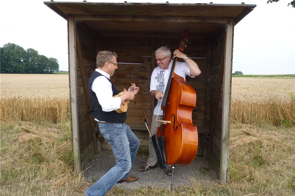 Nach zwei Jahren Pause: Birdie feiert wieder große Christmas-Party Die Band Männerwirtschaft: Andreas Kaim an der Ukulele (l.) und Jürgen Tolkdsdorf am Kontrabass.