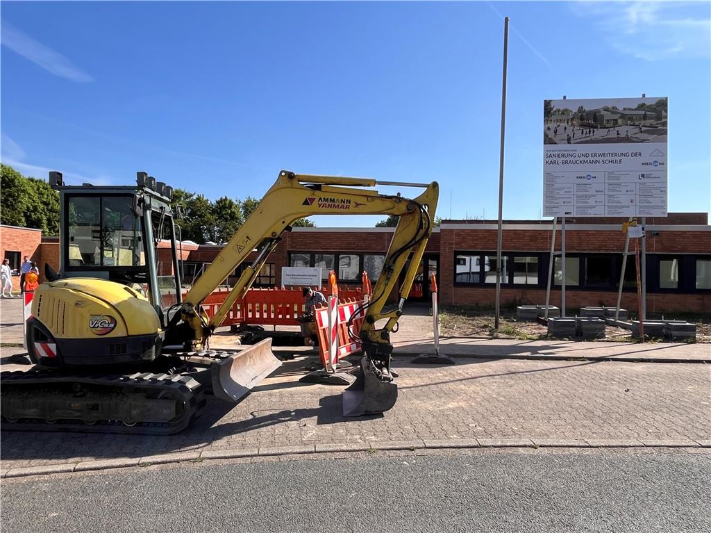 Förderschule soll ab Ende 2028 optimale Bedingungen bieten Vor der Karl-Brauckmann-Schule in Holzwickede steht ein Bagger. Dahinter ist eine absperrte Baugrube