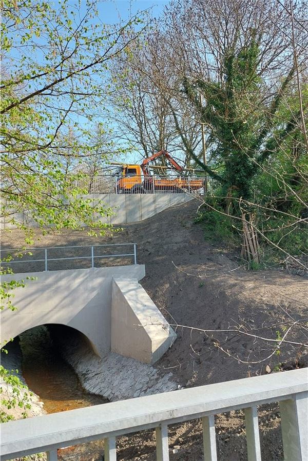 Vollsperrung beendet: Fuß- und Radweg nach Bauarbeiten wieder frei Ein Baustellenfahrzeug steht auf der Brücke des Gehwegs "Am Freizeitbad" in Unna-Massen.
