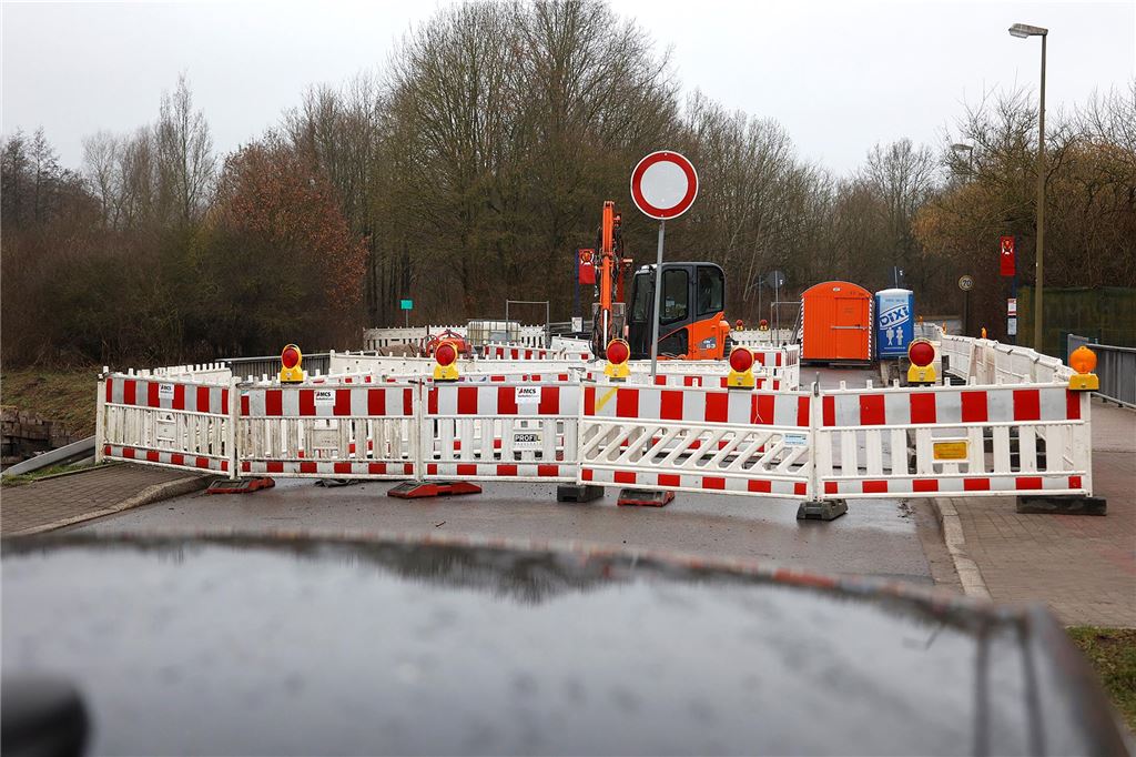 Anwohnerin schlägt Lösung für Baustelle an der Mühlbach-Brücke vor Ein frontaler Blick auf die Baustelle am Südfeld. Die Straßensperrung und ein Bagger sind gut zu erkennen.