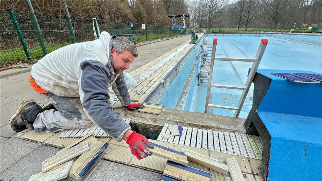 Jubiläumsspaß gesichert: Im Freibad Dellwig wird heute gefeiert Beckenkopfsanierung im Freibad Dellwig.