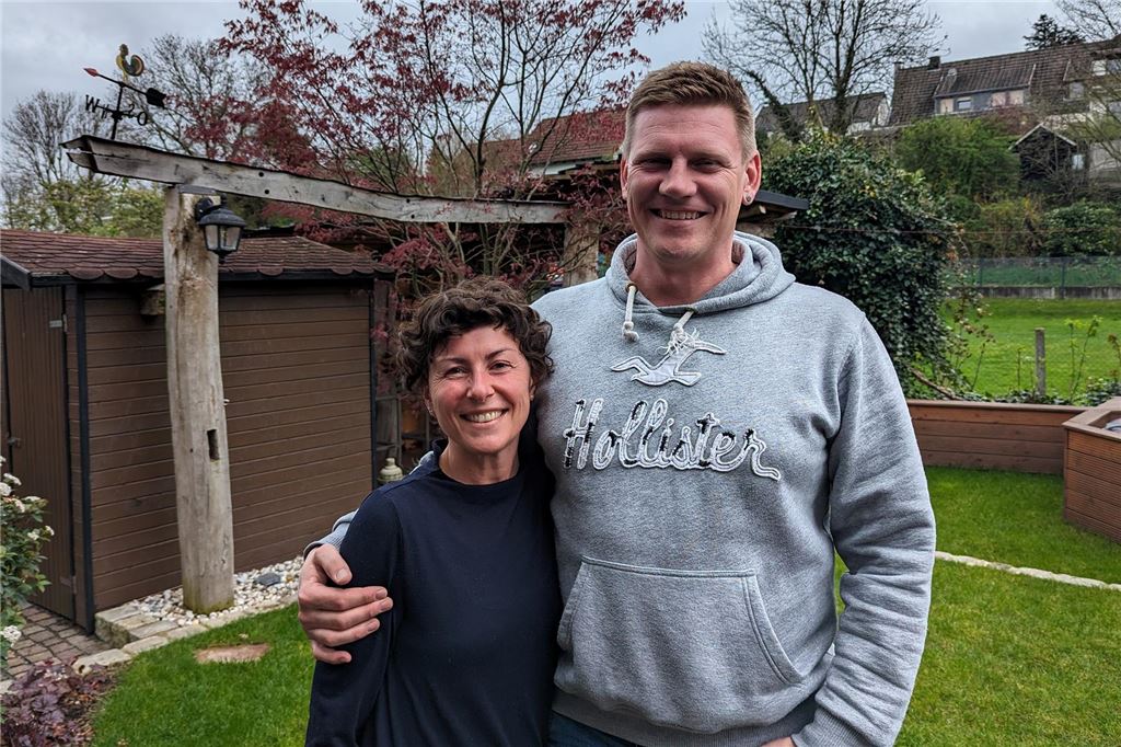 Unnaer Familie ist Teilnehmer bei „Einmal Camping, immer Camping“ Daniela und Marcel Städter stehen nebeneinander in ihrem Garten in Unna.