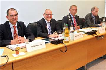 Die Beigeordneten Kampmann (l.) und Kutter (r.) gehen. Ob ihre Stellen wirklich nachbesetzt werden müssen, will Ratsfrau Bärbel Risadelli zur Diskussion stellen. 