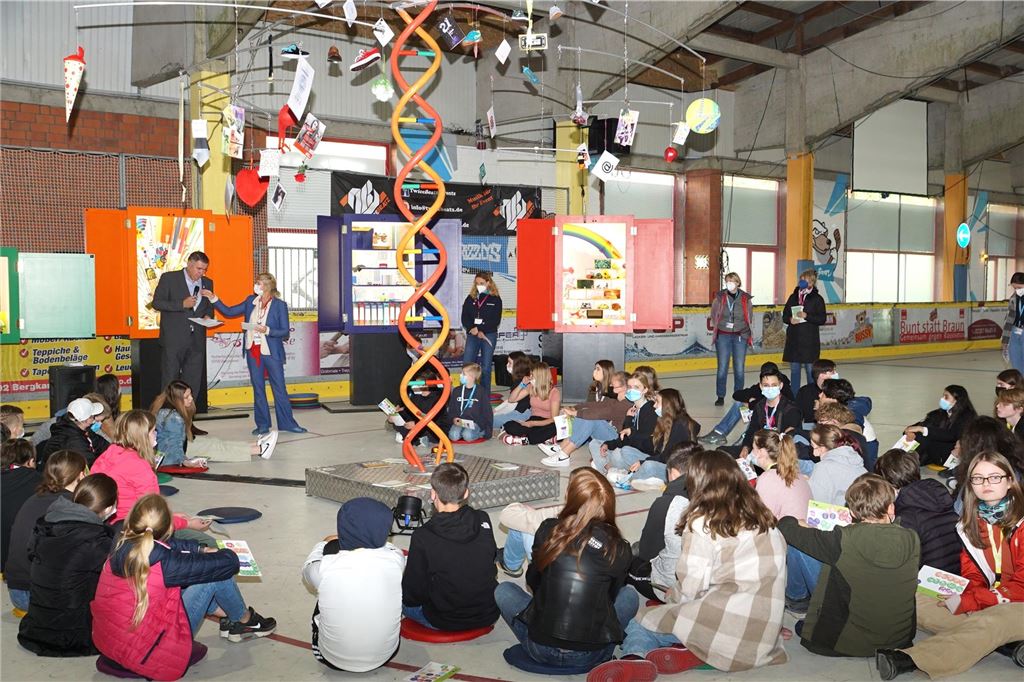 Stadt zu Public-Viewing-Verbot in Eishalle: Zufall verhinderte Veranstaltung Die Berufsmesse "Komm auf Tour" hatte in der Eishalle Bergkamen stattfinden können.