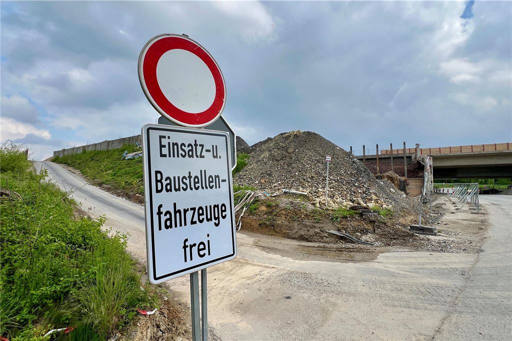 „Osterspaziergang“ auf der Liedbachtalbrücke Ein Schild weist ein Verbot für die Durchfahrt von Fahrzeugen an der Baustelle der Liedbachtalbrücke bei Unna aus.
