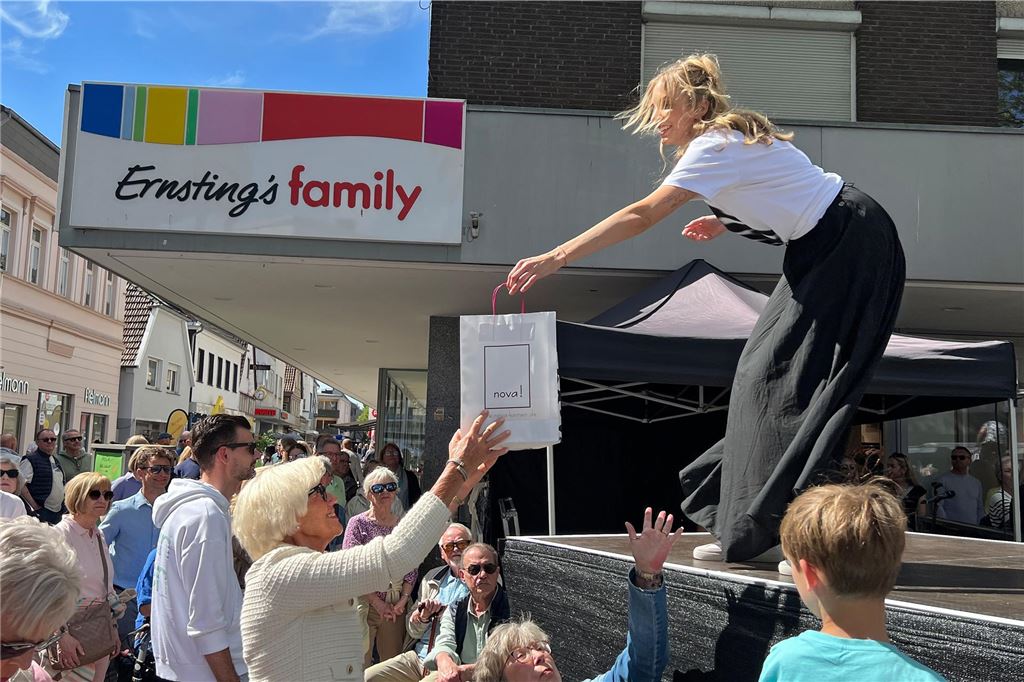 Die Models von Sabine Bracke auf der Bühne.