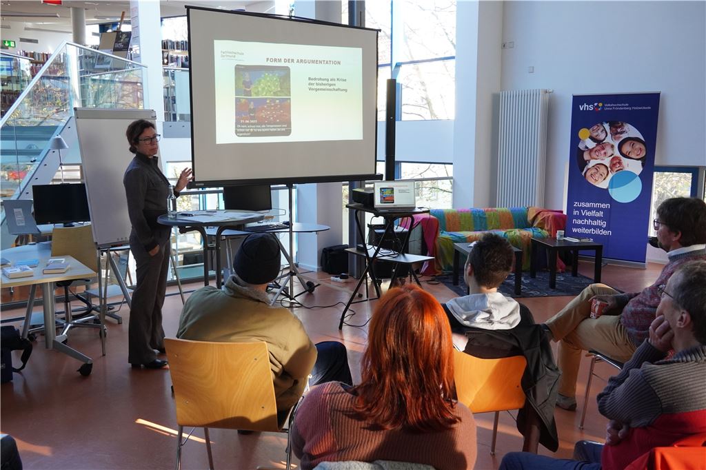 „Buntes Sofa“ soll Neugier wecken auch an extremen Meinungen Professor Doktor Ute Fischer referiert in der Bibliothek vor den Gästen des "Bunten Sofas"