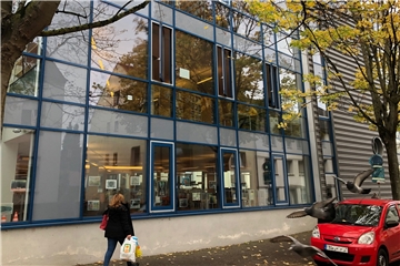 Die Bibliothek im Zentrum für Information und Bildung in Unna: Auch auf diesem aktuellen Foto vom Dienstag, 2. November, stehen drei Fenster offen.