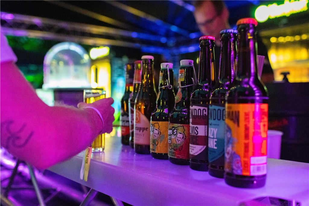 Das erste Bierfest in Unna: Gutes Bier – aber fragwürdige Preise Biere stehen in einer Reihe