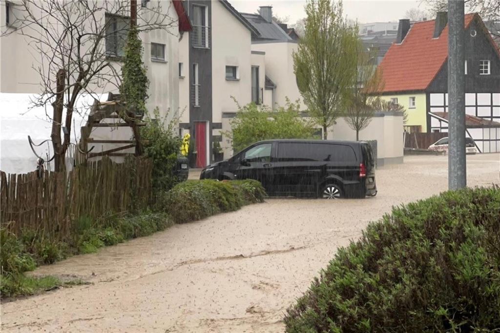 Anhaltende Hochwassersorgen: Dorfstraße in Billmerich erneut unter Wasser Nach dem Starkregen am Dienstag (15.4.) stand die Billmericher Dorfstraße in Unna unter Wasser.