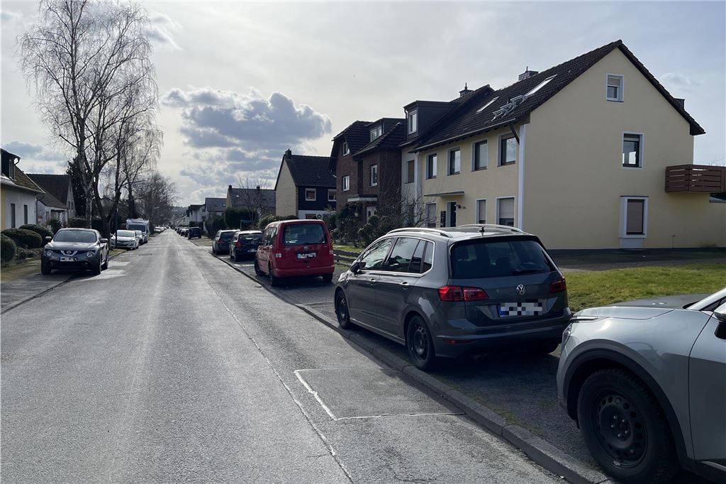 Parkchaos adé? Das ändert sich in Holzwickede ab Juli Die Bismarckstraße wird von ortsfremden Pkws zugeparkt.