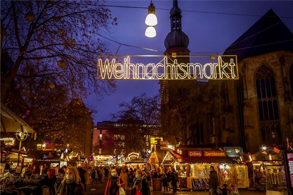 Ordnungsamtskräfte gehen mit Bodycams auf den Weihnachtsmarkt Blick auf den Dortmunder Weihnachtsmarkt mit der Reinoldikirche im Hintergrund.